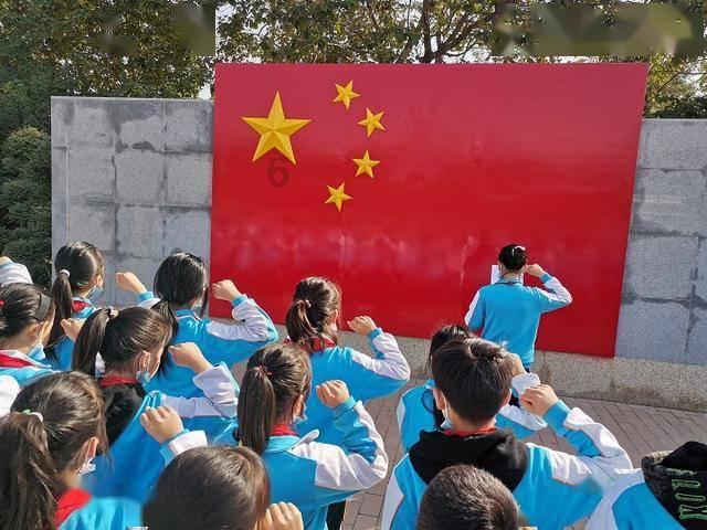 积雪融化形成“冰溜子” 居民出行需谨慎